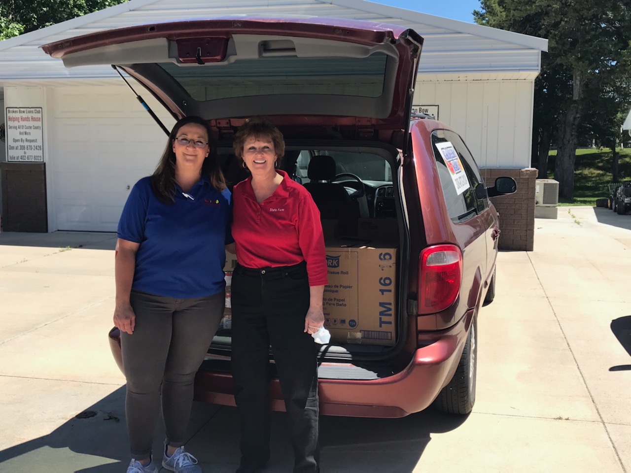 State Farm & Grocery Kart Work Together to Donate to Broken Bow Food