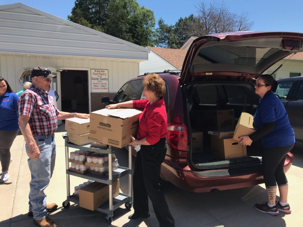 State Farm & Grocery Kart Work Together to Donate to Broken Bow Food